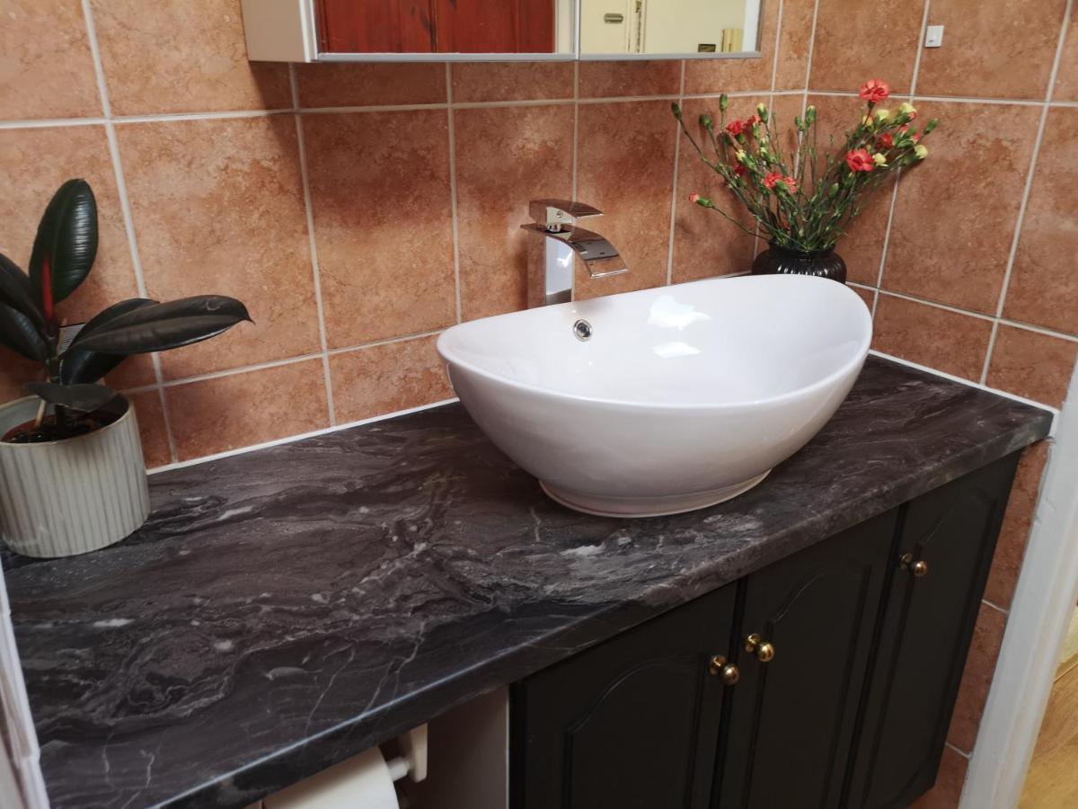 2 Bed Flat, Bounds Green, Piccadilly Line, London N11 Esterno foto